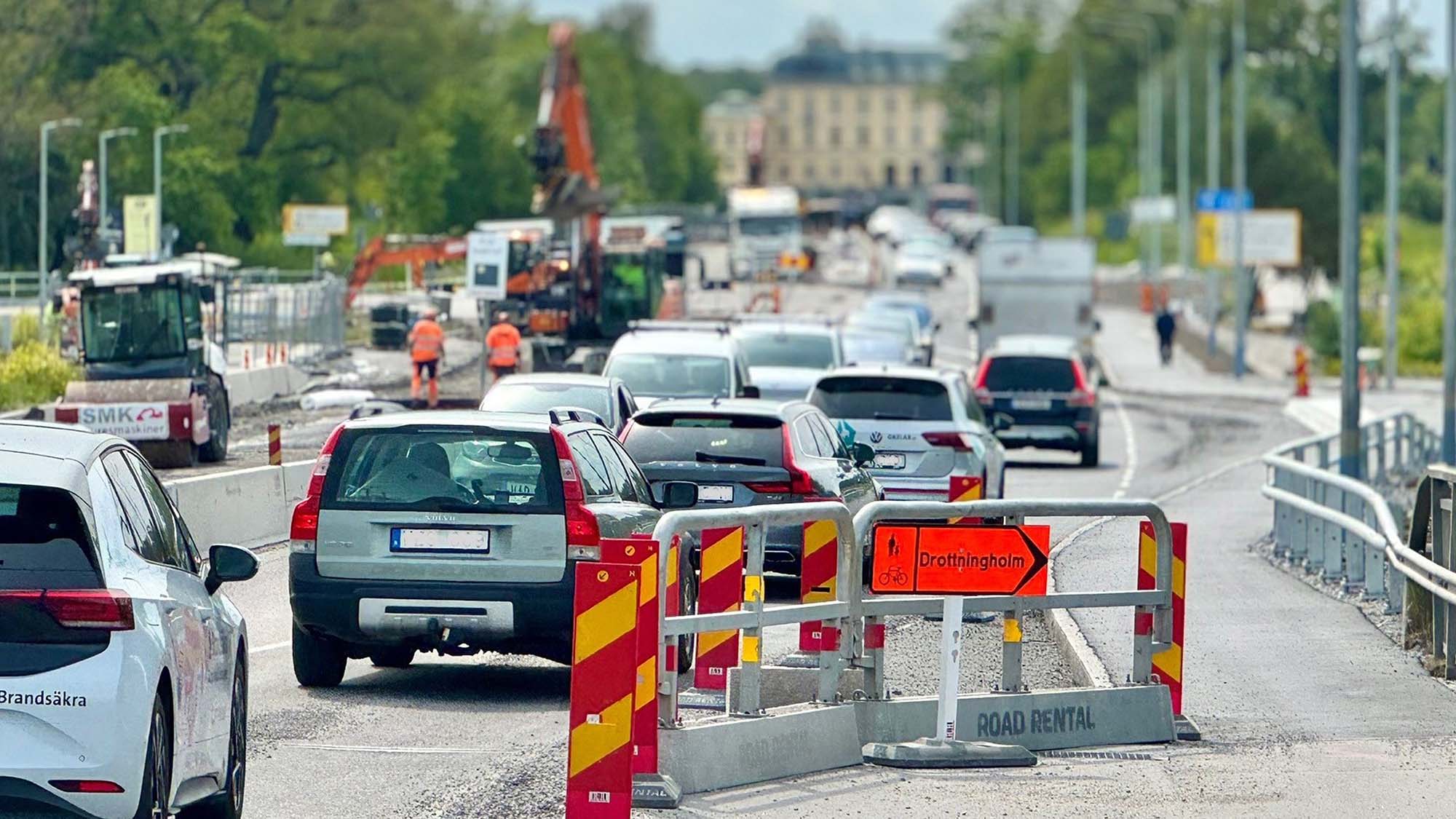 Bild som visar bygget utanför Drottningholmsslott med omledning av trafik och gång- cykelbanor.