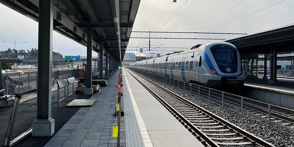 Persontåg vid perrong