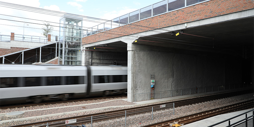 Tåg åker in i tunnel.