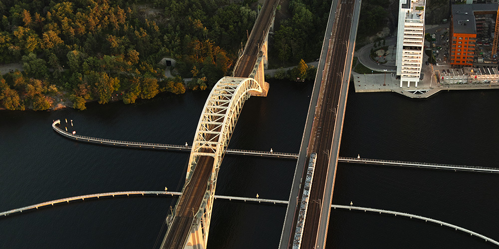 Järnvägsbro och vägbro över vattendrag.