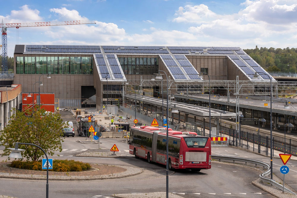 Bild som visar den nya stationen och solcellsanläggningen på taket.