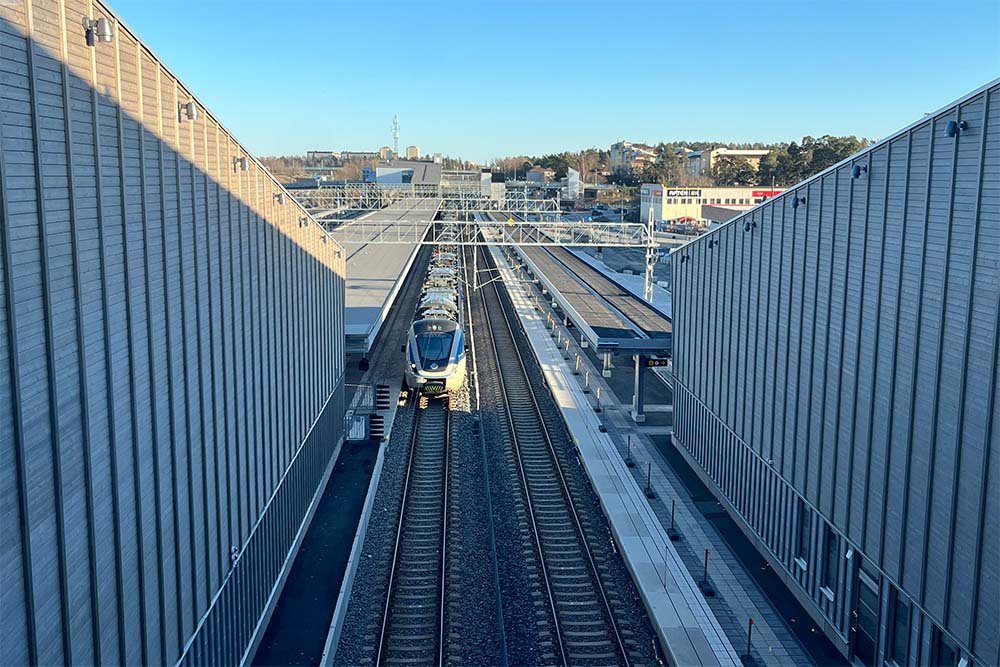 Översikt över spårområdet med två av de nya uppgångarna som har återvunnet material och utomhuspaneler i trä.