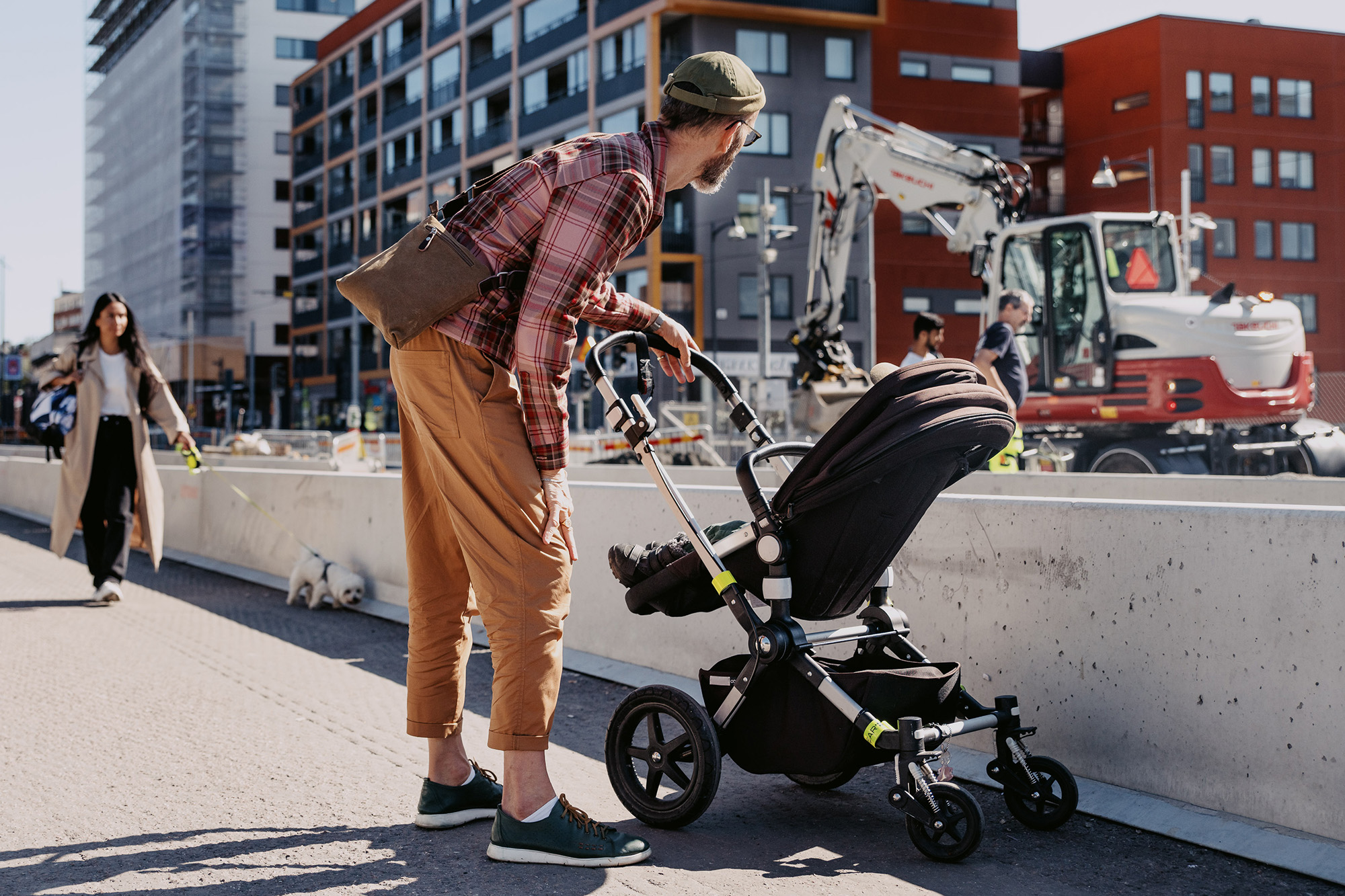 Snösmältningståg borstar bort snö från spår nattetid.