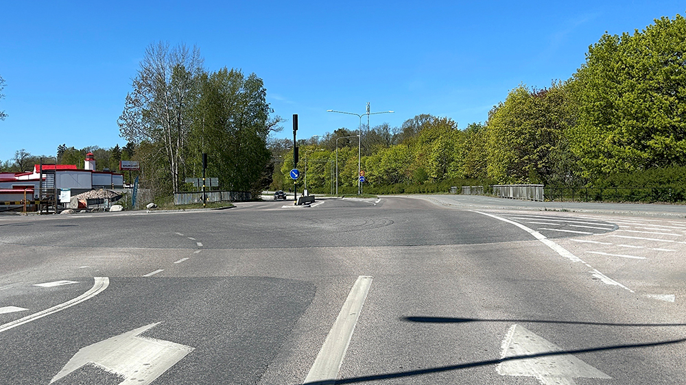 Vy över Nockebybron där arbete pågår med gång- cykelbanan.